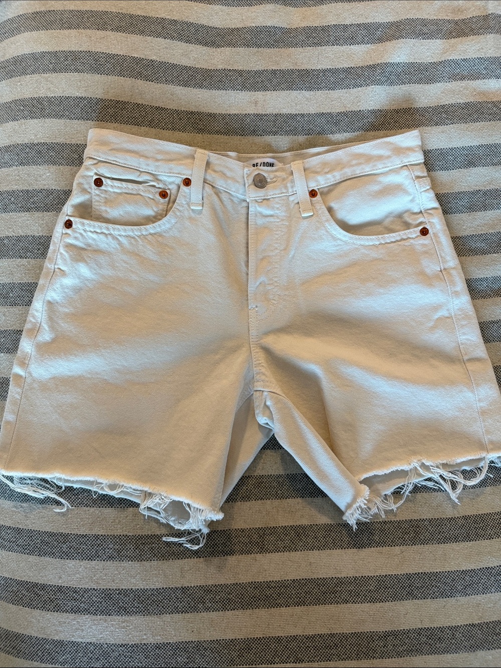 Re/Done Cream Frayed Hem Denim Shorts